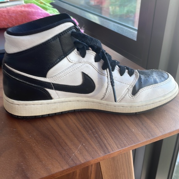 Black and white Nike Jordan mid. Women’s size 8. - Picture 5 of 5